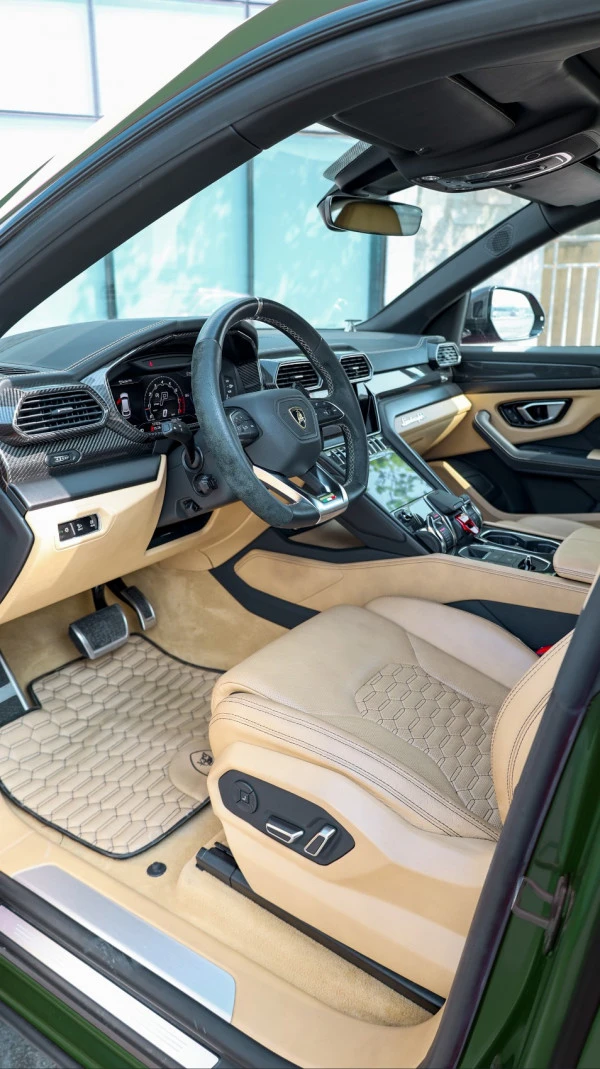 Green Lamborghini Urus Photo 7