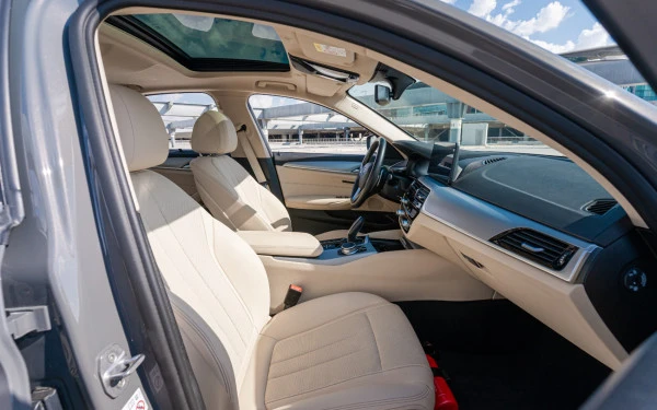 Grey BMW 520i Photo 5