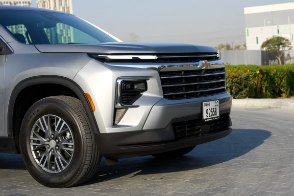 Grey Chevrolet Traverse Photo 6