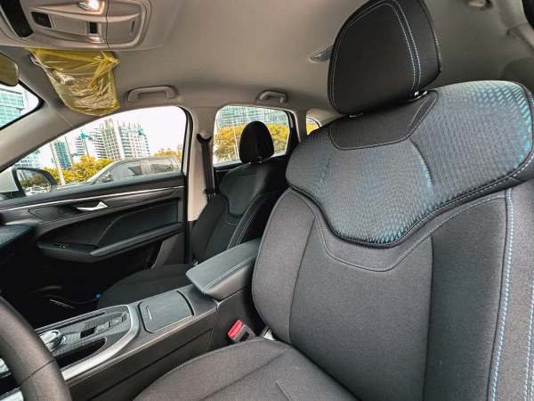 White Haval Jolion Photo 9