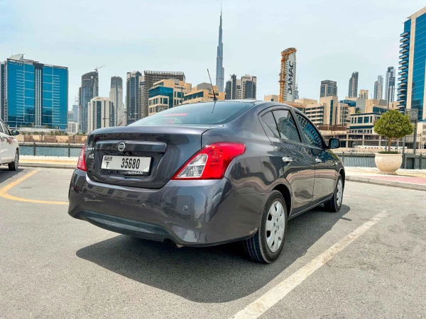 Grey Nissan Sunny Photo 2