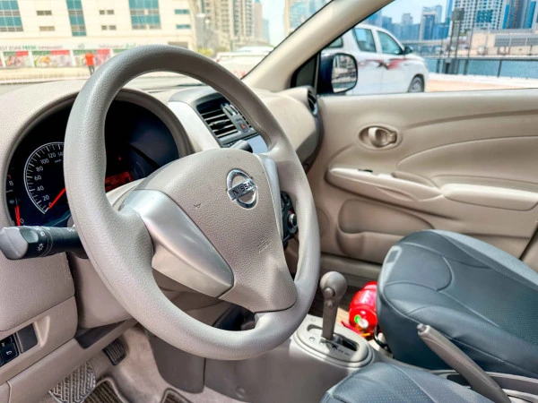 Grey Nissan Sunny Photo 4