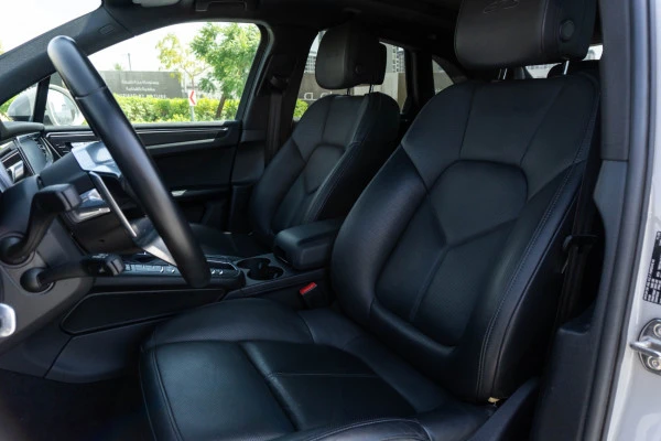Grey Porsche Macan Photo 5