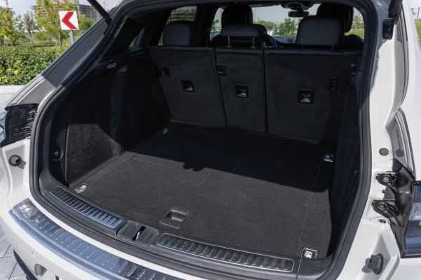 Grey Porsche Macan Photo 8