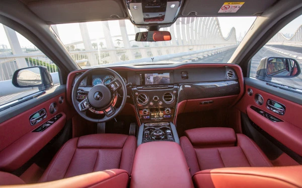 Grey Rolls Royce Cullinan Photo 5