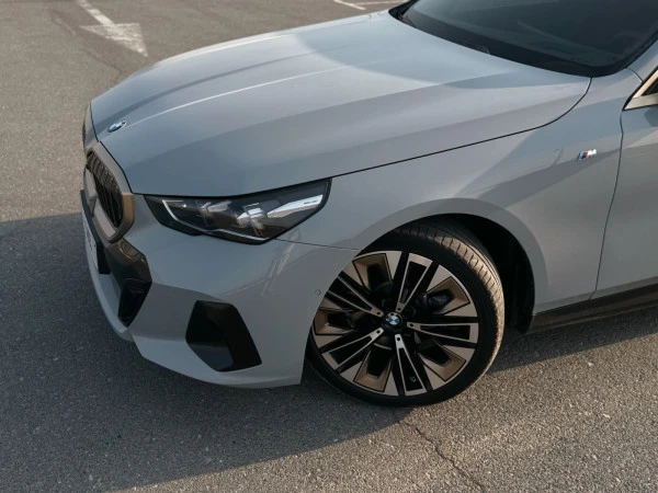 Nardo grey BMW 520i Photo 7