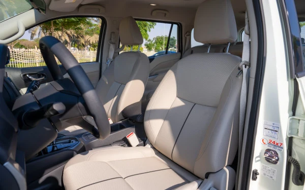 Pearl White Nissan Pathfinder Photo 5