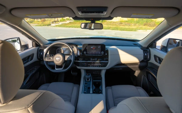 Pearl White Nissan Pathfinder Photo 7