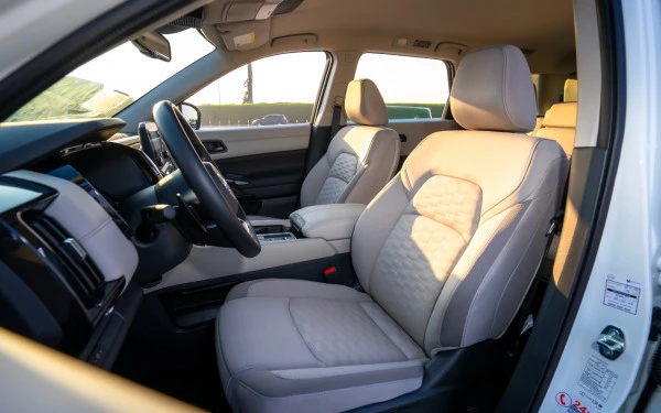Pearl White Nissan Pathfinder Photo 6