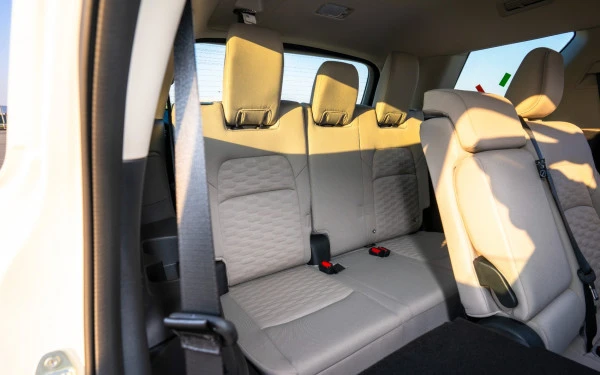 Pearl White Nissan Pathfinder Photo 8