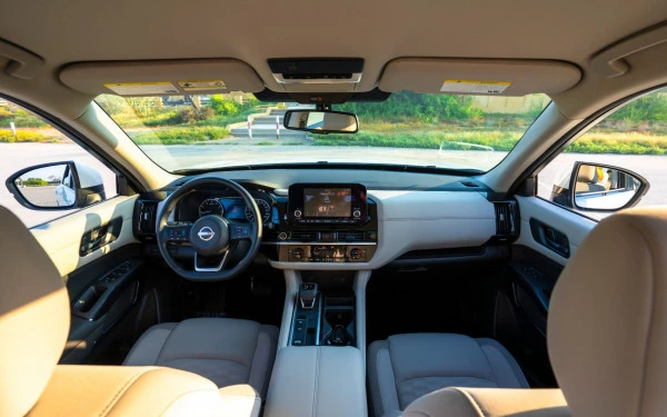 Pearl White Nissan Pathfinder Photo 10