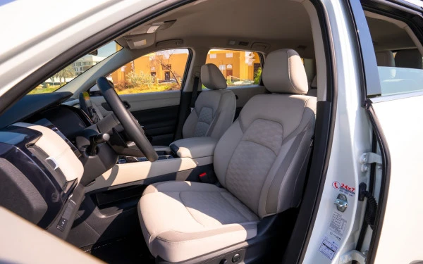 Pearl White Nissan Pathfinder Photo 5