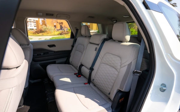 Pearl White Nissan Pathfinder Photo 6