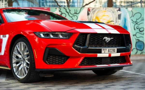 Red Ford Mustang cabrio Photo 12