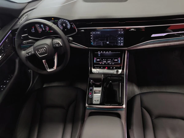 Silver Audi Q8 Photo 5