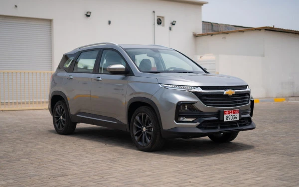 Silver Chevrolet Captiva Photo 2
