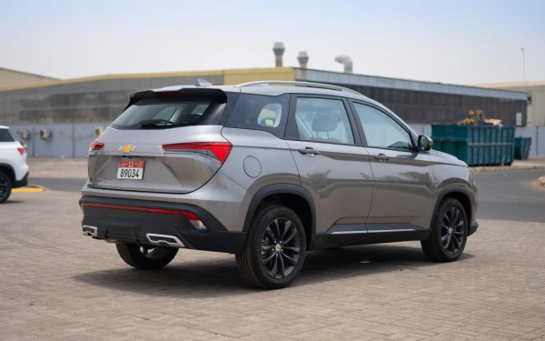Silver Chevrolet Captiva Photo 3