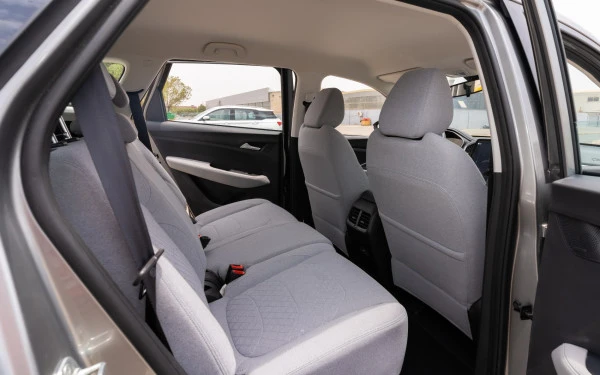 Silver Chevrolet Captiva Photo 8