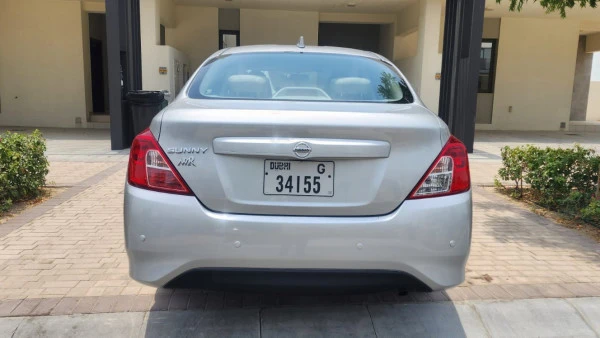 Silver Nissan Sunny Photo 5
