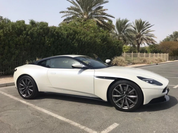 Aston Martin DB11