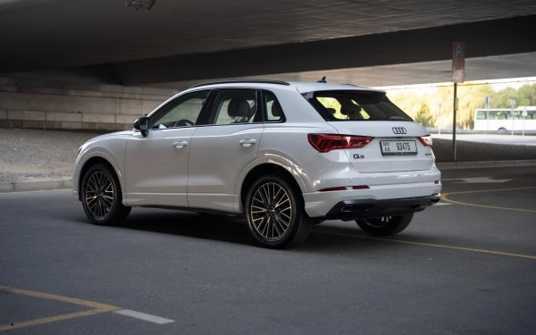 White Audi Q3 Photo 5
