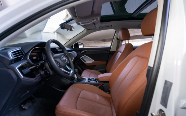 White Audi Q3 Photo 6