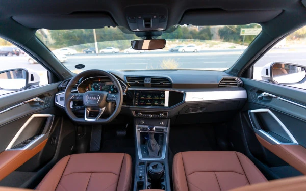 White Audi Q3 Sportback Photo 9