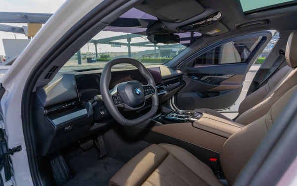 White BMW 520i Photo 6