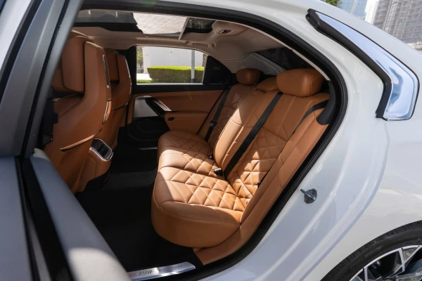 White BMW 735i Photo 6