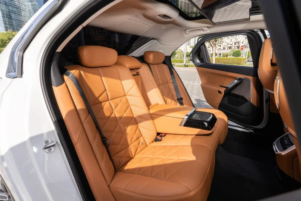 White BMW 735i Photo 7
