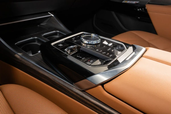 White BMW 735i Photo 9