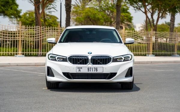 White BMW 318i Photo 5