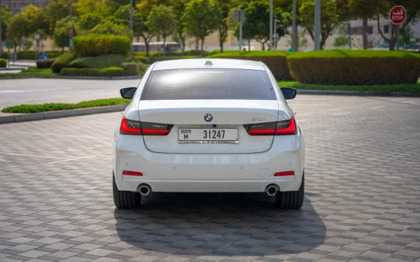 White BMW 318i Photo 5