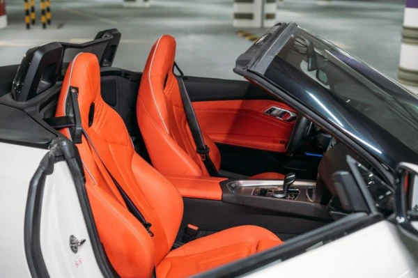 White BMW Z4 cabrio Photo 5