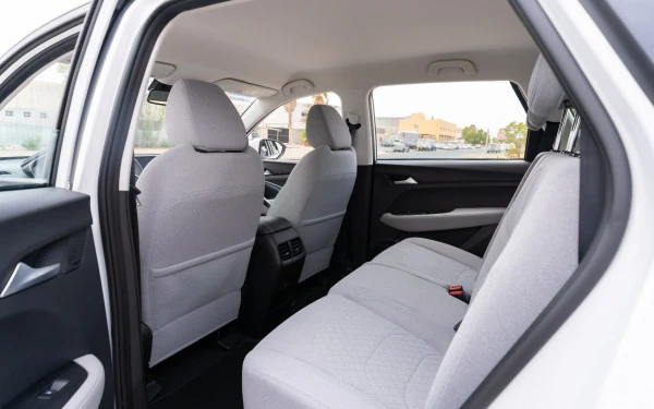 White Chevrolet Captiva Photo 6
