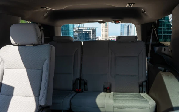 White Chevrolet Tahoe Photo 7