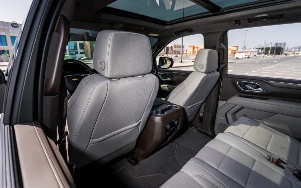 White Chevrolet Tahoe Photo 5