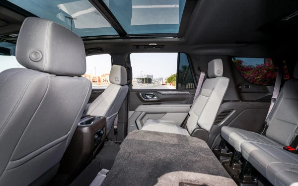 White Chevrolet Tahoe Photo 6