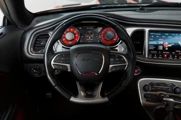 Red Dodge Challenger V8 Hellcat Photo 7