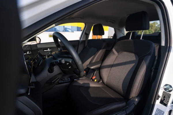White Hyundai Accent Photo 9
