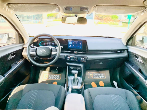 White Hyundai Accent Photo 5