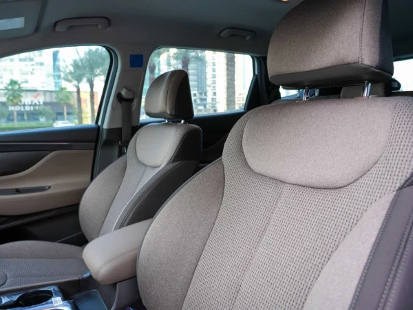 White Hyundai Santa Fe Photo 4