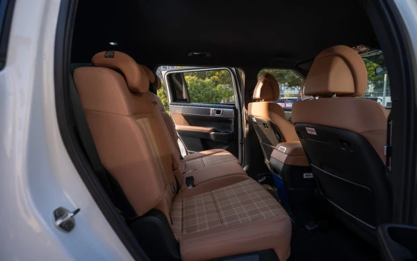 White Hyundai Santa Fe Photo 16
