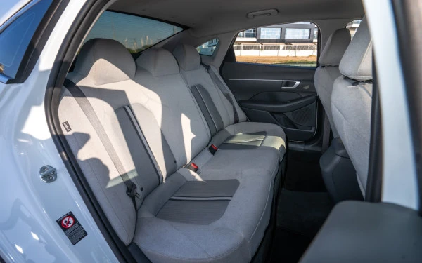 White Hyundai Sonata Photo 9