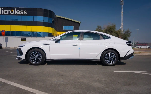 White Hyundai Sonata Photo 6