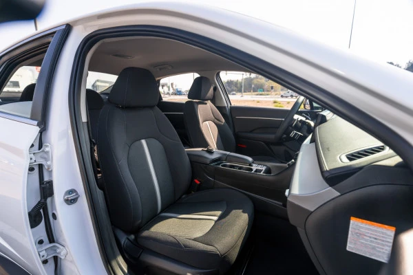 White Hyundai Sonata Photo 11