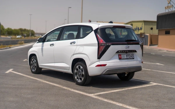 White Hyundai Stargazer Photo 5