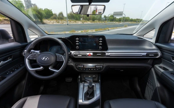 White Hyundai Stargazer Photo 12