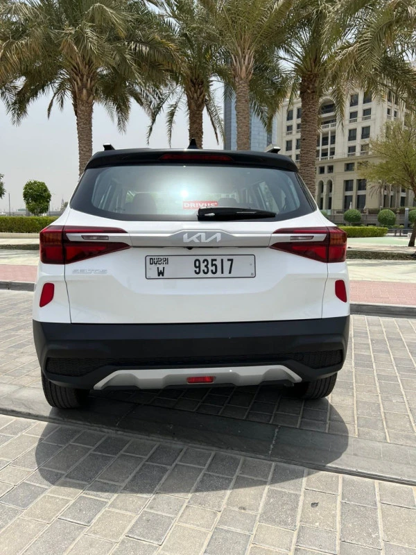 White KIA Seltos Photo 4