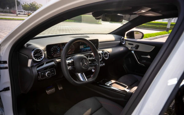 White Mercedes A200 Photo 7